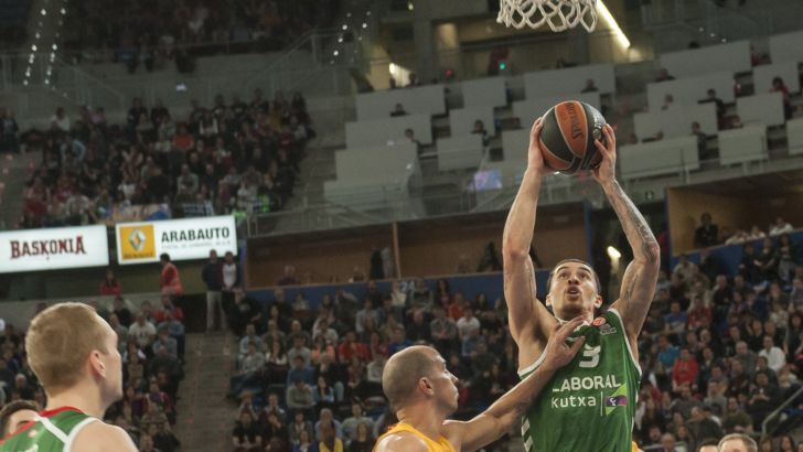 מייק ג'יימס עולה לעוד שתיים