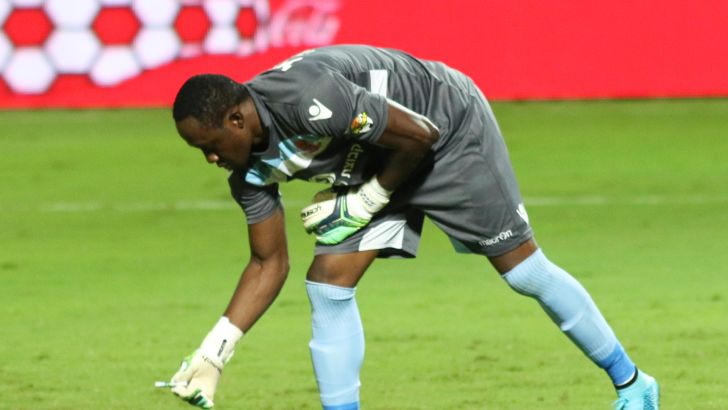 איינוגבה אוסף את החפץ שנזרק לעברו