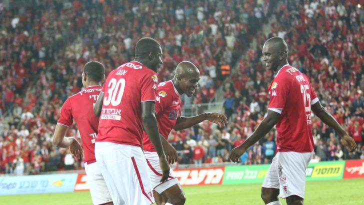 המארחת חוגגת ניצחון ונצמדה למוליכה