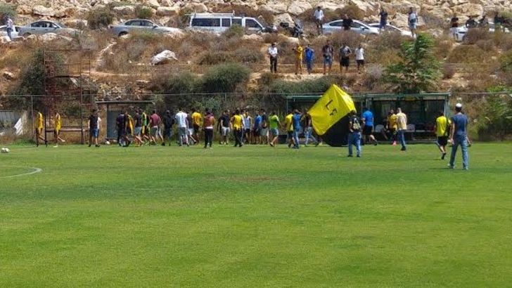 אוהדי ביתר פורצים לדשא. מה יעשו ביום שני?