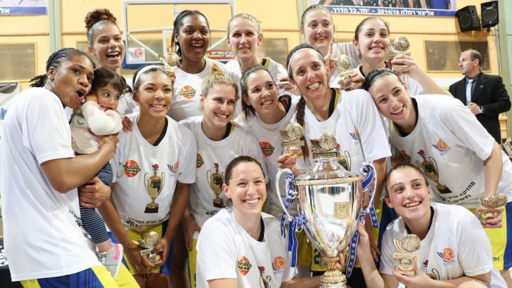 שחקניות אשדוד עם גביע המדינה