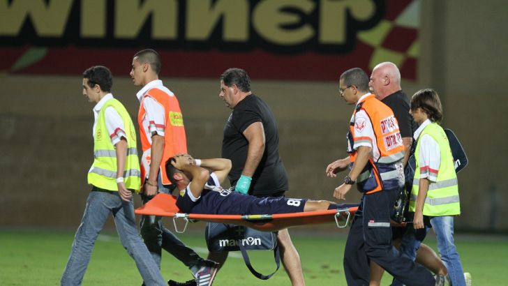 צמח מורד על אלונקה. העונה נאחל לו רפואה שלמה