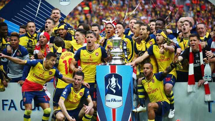 שחקני ארסנל חוגגים גביע. ועכשיו לאליפות?