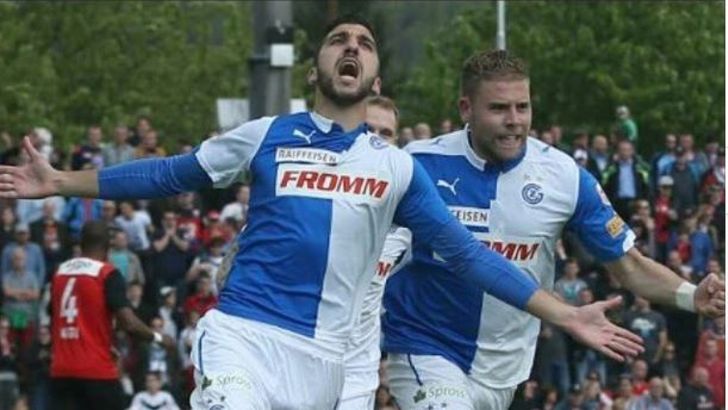 דאבור חוגג את שערו עם חבריו