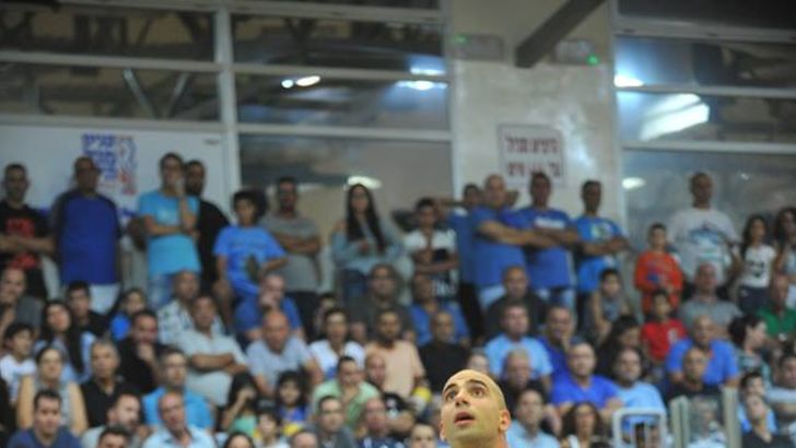 כדיר ורנדל נאבקים. הכינו את המטאטאים