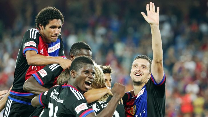 שחקני באזל ברגע מאושר. מכונה נלהבת