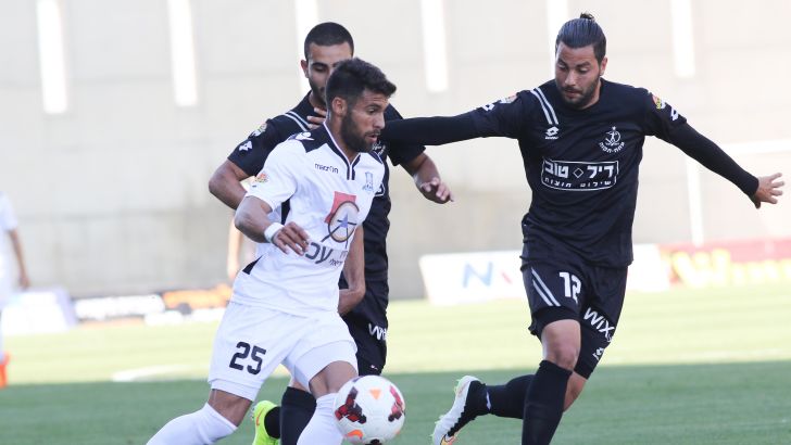 אבו ניל. מרגיש שהוא דורך במקום