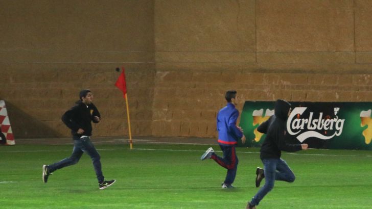 אוהדי ביתר פורצים למגרש. האזינו לתכנית המלאה