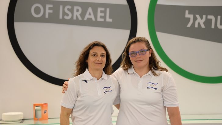 הרשקו והמאמן ענת ירון. מרגש