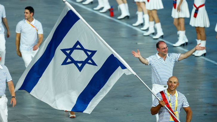 קלגנוב נושא את הדגל בטקס פתיחת אולימפיאדת בייג'ין