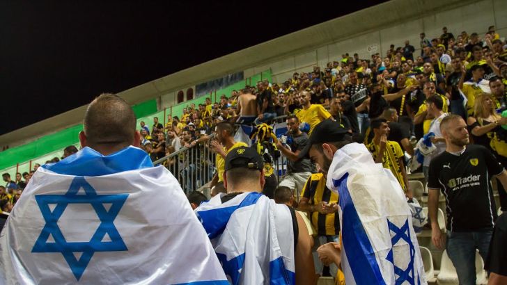 אוהדי ביתר עטופים בדגלי ישראל