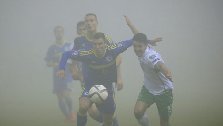 ורנייס מבוסניה ובראדי האירי במאבק על הכדור