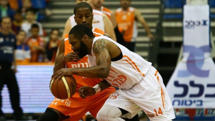 סוואן במאבק עם גודס. ראשלצ שמרה על המקום ה-3