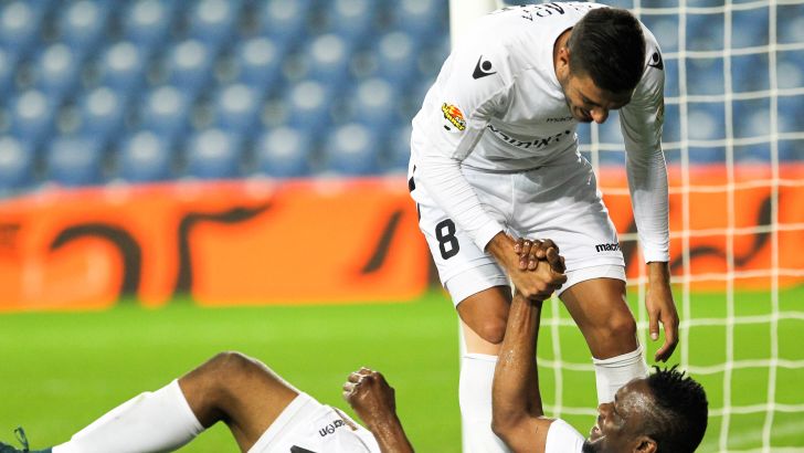 אמוטו חוגג עם מזרחי. הרוויח חוזה