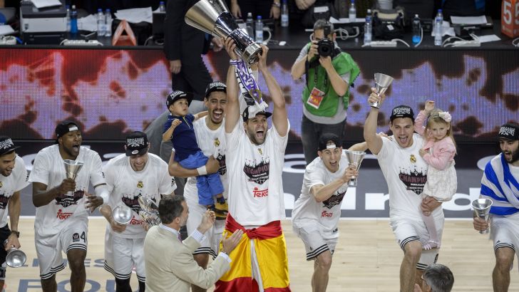 שחקני ריאל עם גביע אירופה. יש בלאנקוס שכן חגגו