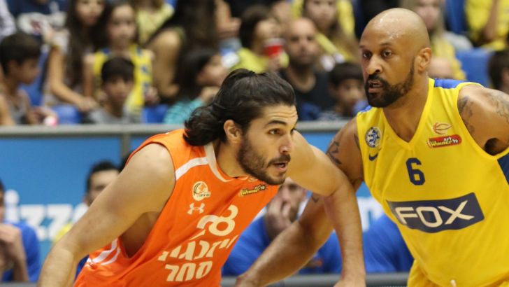 דווין סמית' נגד טל קרפלס במשחק הליגה בין הקבוצות