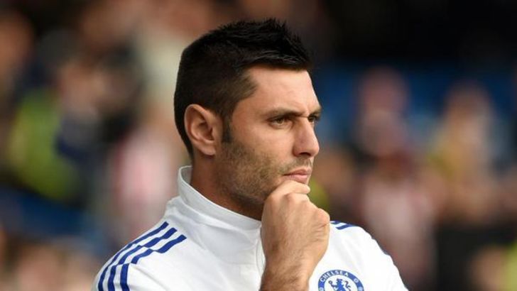 אמליה במדי הבלוז.