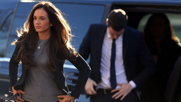 כבר לא ביחד. פלונדרס מלווה את ג'ונסון למשפט