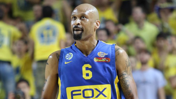 סובל מכאבים חזקים בקרסול. סמית'