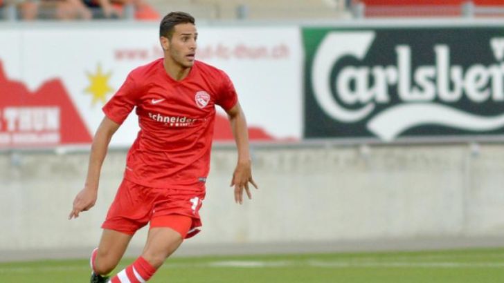 זינו עוד במדי ת'ון. טרם שיחק בהפועל תא