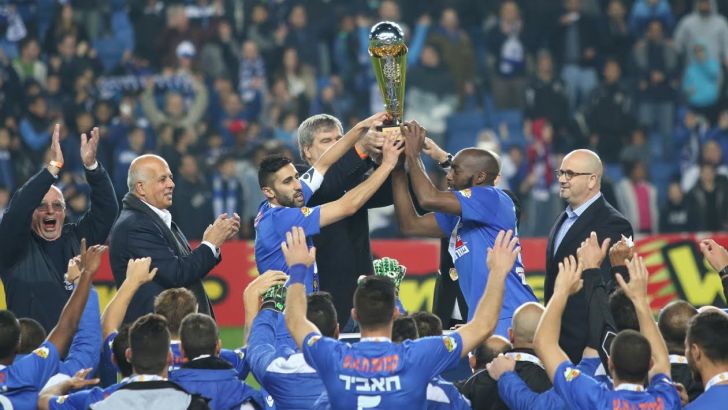 פת צוהלת אחרי שהבטיחה גביע