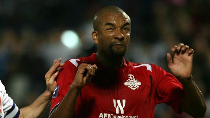 דוס סנטוס. קרע את הרצועות ומחכה כמעט עשור לכסף שלו