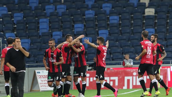 שחקני הפועל חיפה חוגגים ניצחון ביתי