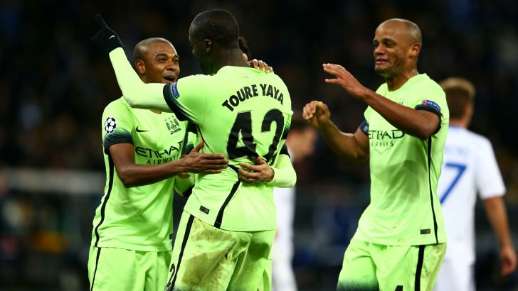 סיטי תהיה ברבע הגמר. טורה חוגג עם חברים