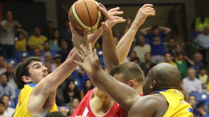 קרב על כדור בדרבי. עונה חלשה ומאכזבת