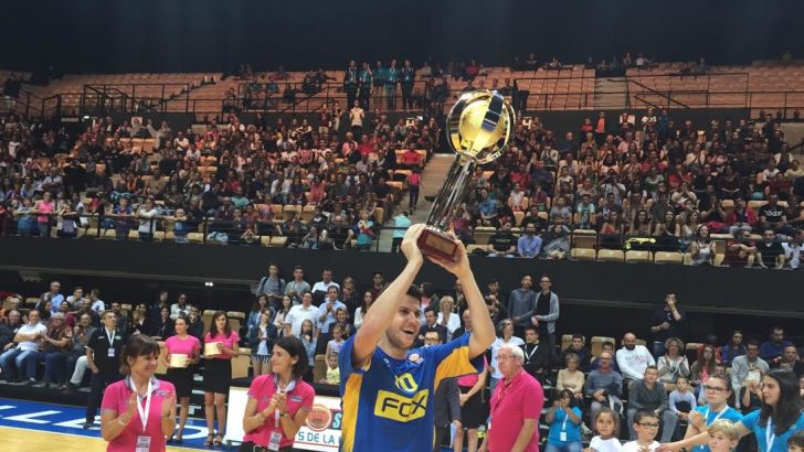 פיני מניף את הגביע