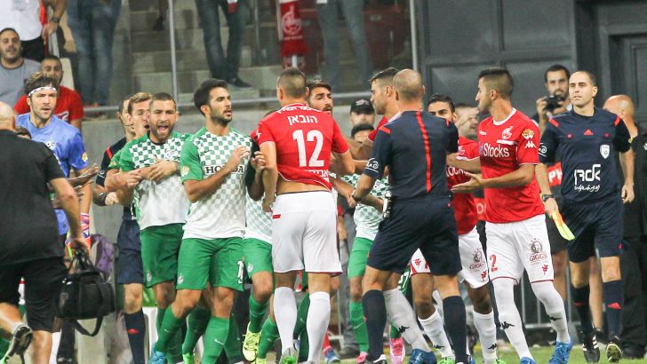 המהומה בטוטו טרנר. בינתיים השופטים ממשיכים כרגיל