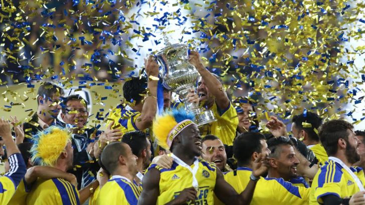 שחקני מכבי תא חוגגים. טרבל היסטורי