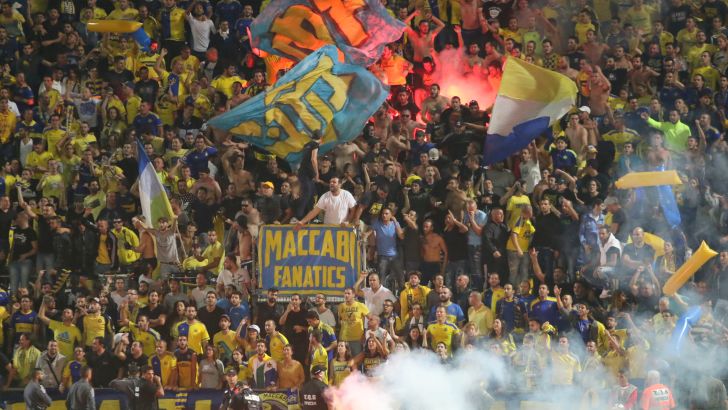 אבוקות ביציע אוהדי מכבי