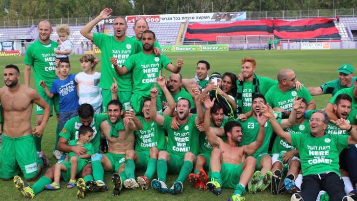 שחקני כפר סבא חוגגים עלייה