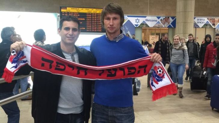 ימתין על הספסל. באגה עם נחיתתו