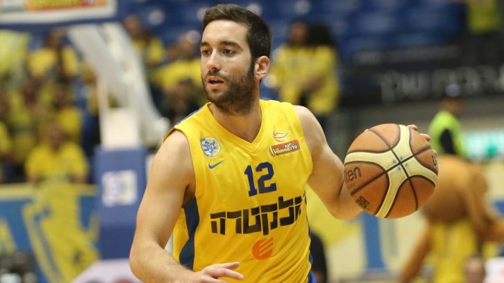 אוחיון. אם ג'יימס מקבל לפעמים בראש