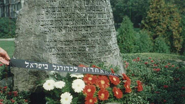אתר ההנצחה במיידנק. שחקנים ניגבו דמעה בזווית העין