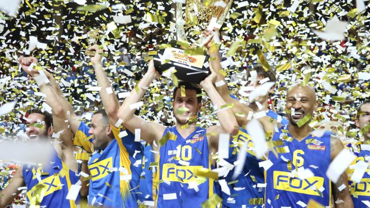 שחקני מכבי תא חוגגים. טריק שיעבוד רק בארץ