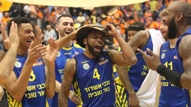 שחקני אשדוד חוגגים. עייפים אך מרוצים