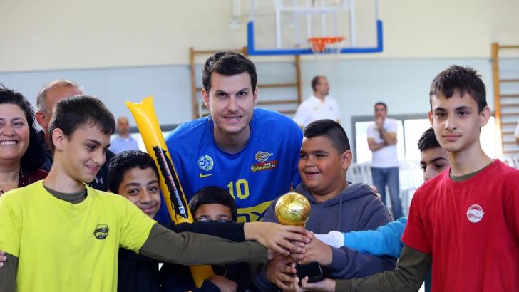 פניני והילדים. השחקנים וטבק נשארו לחלק חתימות