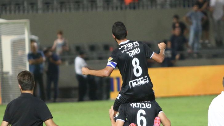 שוקר מקבל כבוד. ניצחון היסטורי