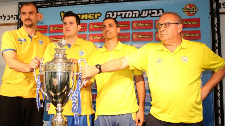 שני המאמנים ושני השחקנים. דריכות גדולה