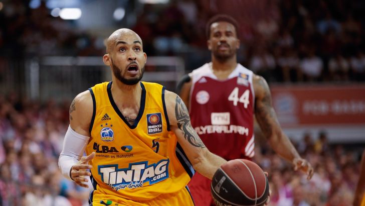 לוגאן. זכה עם הקבוצה בדאבל היסטורי