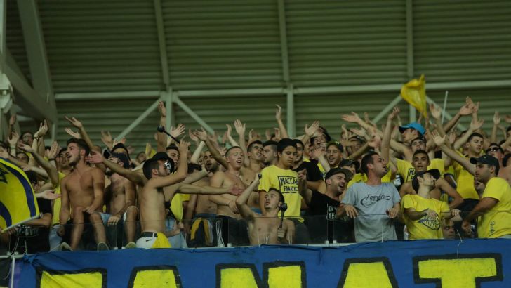 הקהל הצהוב מחמם את הגרונות