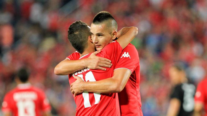 הובאן חוגג עם בוזגלו. לאמחכה לנו בומבוניירה