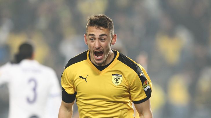 אצילי. מחפש להנהיג כדורגל שמח