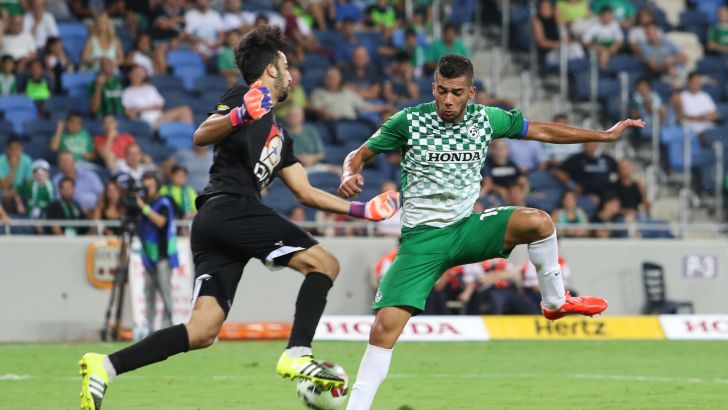 קרישטול. מנצל את היעדרותו של עמוס וזוכה לשבחים