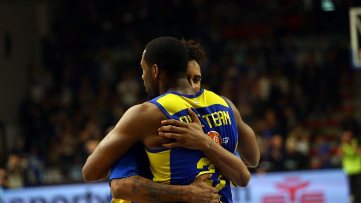 לנדסברג ואופייבו בחיבוק מנצח