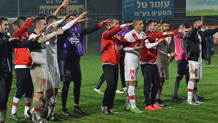 שחקני הפועל מודים לקהל. ניצלו מבושה