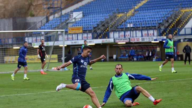 רוצ'ט מעל בורחל באימון. מחנה אימונים של עונה שלמה